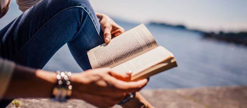 I libri fanno bene alla psiche: consigli per le vacanze