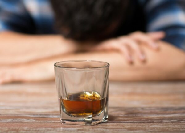 Alcolismo, cos’è e come affrontarlo