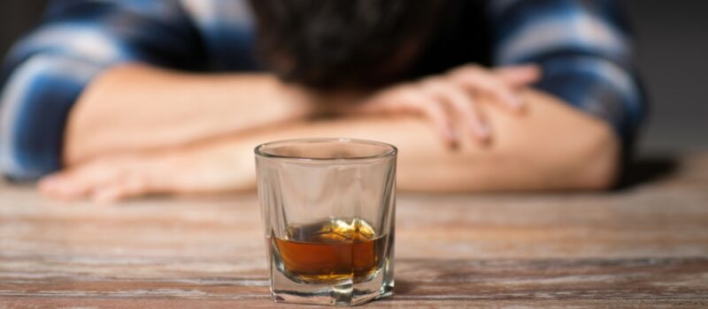 Alcolismo, cos’è e come affrontarlo