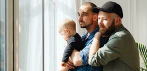 La famiglia arcobaleno: crescere con genitori omosessuali